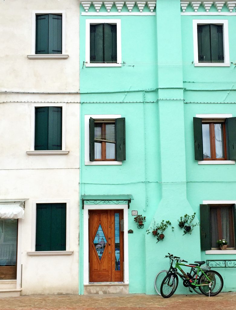 Mėtų spalvos pastatas Burano mieste, Italijoje