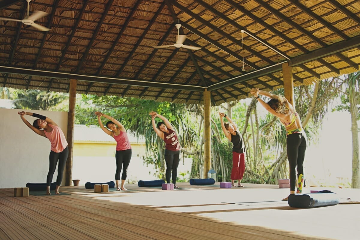 https://www.yogawinetravel.com/wp-content/uploads/2017/06/Sri-lanka-yoga-retreat-side-stretch.jpg